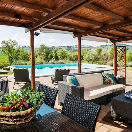 Sunny With Swimming Pool Prázdninový dům *