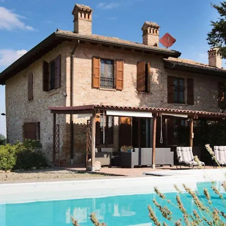 Sunny With Swimming Pool Prázdninový dům