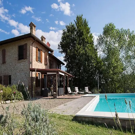 Sunny With Swimming Pool Casa vacanze *